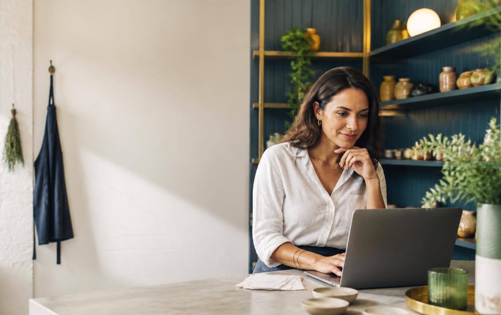 Empreendedora analisando as finanças do seu pequeno negócio